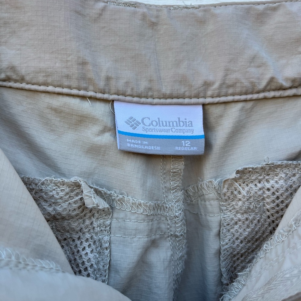 Columbia Women’s Tan convertible, Pants to shorts , Relaxed Fit. - Picture 9 of 11